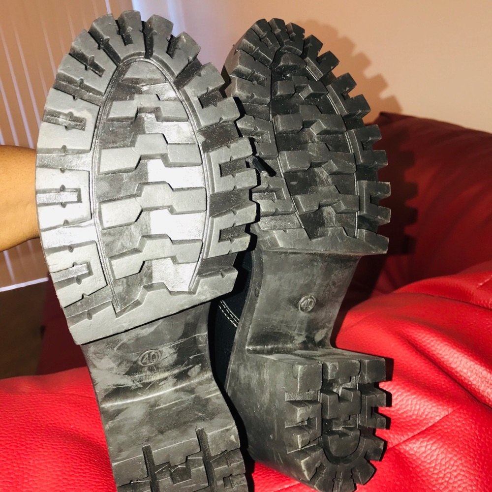 Black boots size 7